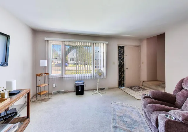 Photo 4 of Single family home for sale at 205 N Green St, Carpentersville, IL 60110 | MLS# 12792337 | Listing updated on 2026-10-27