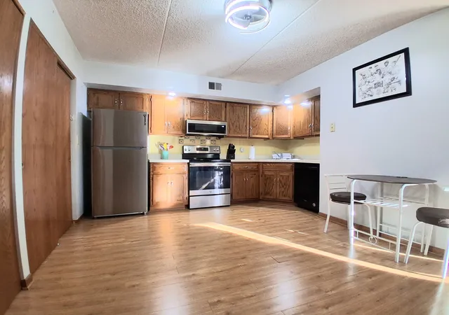 Listing Photo 3 - Condo for sale in building located at 1500 N Rock Run Dr, Crest Hill, IL 60403 - Unit #1B