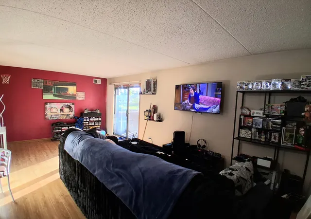 Listing Photo 5 - Condo for sale in building located at 1500 N Rock Run Dr, Crest Hill, IL 60403 - Unit #1B
