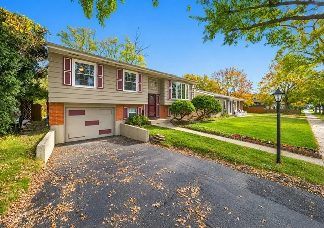 Photo 1 of Single family home for sale at 1032 Valley Strm Dr, Wheeling, IL 60090 | MLS# 12792391 | Listing updated on 2026-10-28