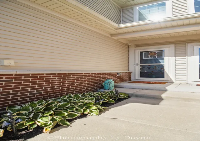 Photo 2 of Townhouse for sale at 15106 W Quincy Cir, Manhattan, IL 60442 | MLS# 12792398 | Listing updated on 2026-10-28