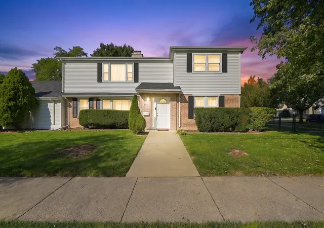 Photo 1 of Single family home for sale at 620 E Maple St, Lombard, IL 60148 | MLS# 12792437 | Listing updated on 2026-10-23