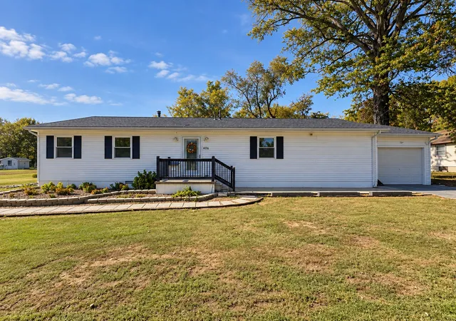 Single family home for sale at 406 S Stotlar St, Benton, IL 62812 | MLS# 12792446