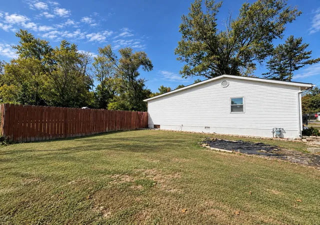 Photo 2 of Single family home for sale at 406 S Stotlar St, Benton, IL 62812 | MLS# 12792446 | Listing updated on 2026-10-23