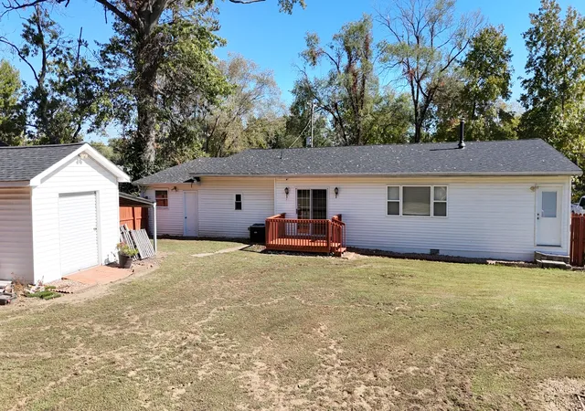 Photo 3 of Single family home for sale at 406 S Stotlar St, Benton, IL 62812 | MLS# 12792446 | Listing updated on 2026-10-23