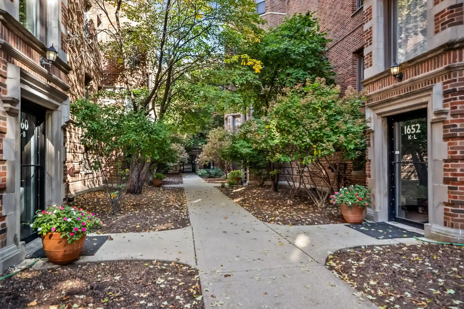 Listing Photo 2 - Condo for sale in 1654 W Farwell Ave located at 1654 W Farwell Ave, Chicago, IL 60626 - Unit #2I
