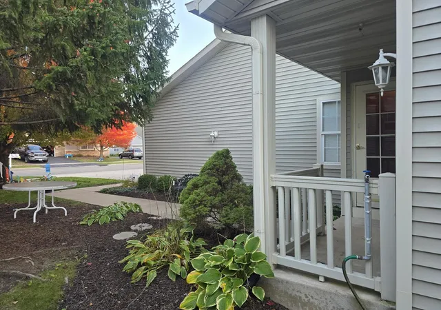 Photo 3 of Townhouse for sale at 1152 Shingle Oak Ln, Rockford, IL 61107 | MLS# 12792498 | Listing updated on 2026-10-25