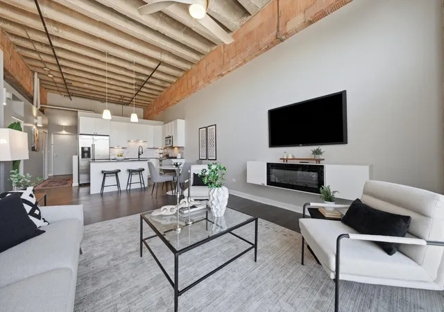 Listing Photo 1 - Condo for sale in building located at 2545 S Dearborn St, Chicago, IL 60616 - Unit #405
