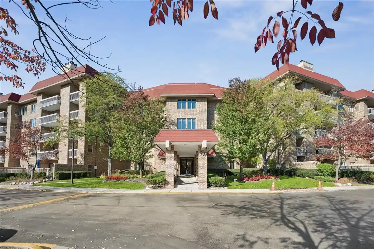 Listing Photo 1 - Condo for sale in 1250 Rudolph Rd located at 1250 Rudolph Rd, Northbrook, IL 60062 - Unit #5G