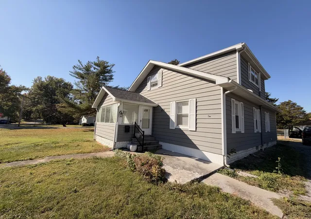 Single family home for sale at 803 Hickman St, Benton, IL 62812 | MLS# 12792576