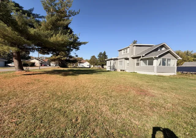 Photo 3 of Single family home for sale at 803 Hickman St, Benton, IL 62812 | MLS# 12792576 | Listing updated on 2026-10-29