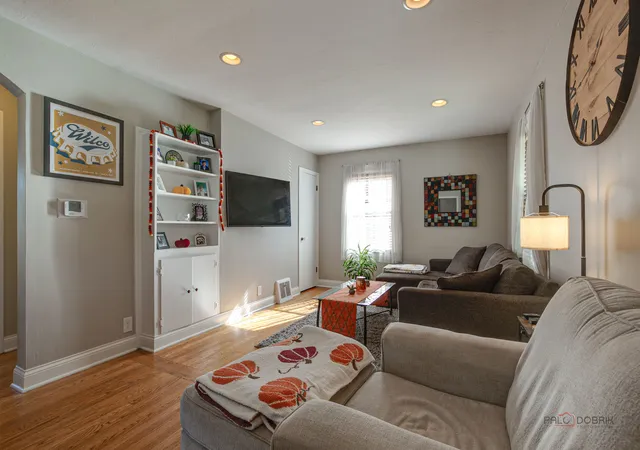 Photo 3 of Single family home for sale at 517 N Emerson St, Mount Prospect, IL 60056 | MLS# 12792607 | Listing updated on 2026-10-29