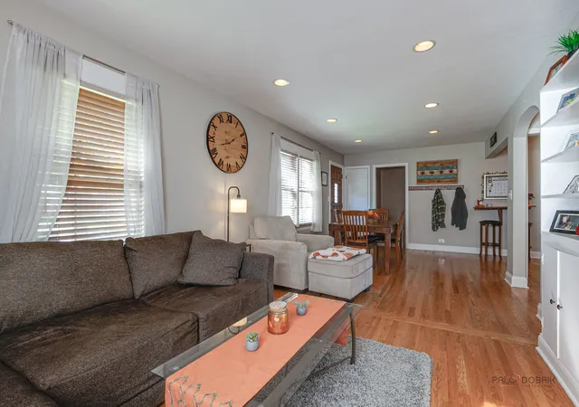 Photo 4 of Single family home for sale at 517 N Emerson St, Mount Prospect, IL 60056 | MLS# 12792607 | Listing updated on 2026-10-29