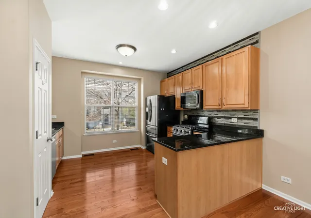Listing Photo 5 - Condo for sale in building located at 805 Lewisburg Ln, Aurora, IL 60504