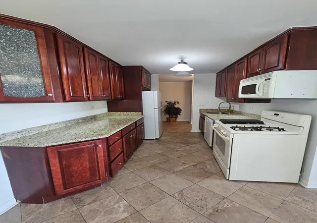 Photo 3 of Condo for sale at 5011 Valley Ln #507, Streamwood, IL 60107 | MLS# 12792654 | Listing updated on 2026-10-29