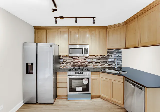 Photo 3 of Townhouse for sale at 601 South Blvd #E, Oak Park, IL 60302 | MLS# 12792760 | Listing updated on 2026-10-24