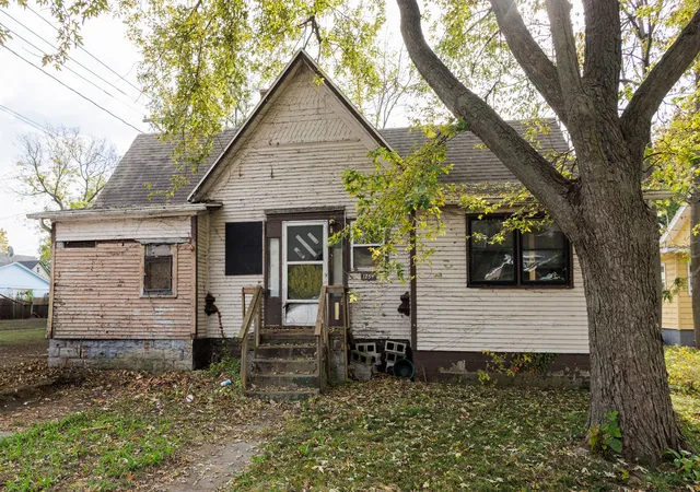Single family home for sale at 1254 E Bourbonnais St, Kankakee, IL 60901 | MLS# 12792840