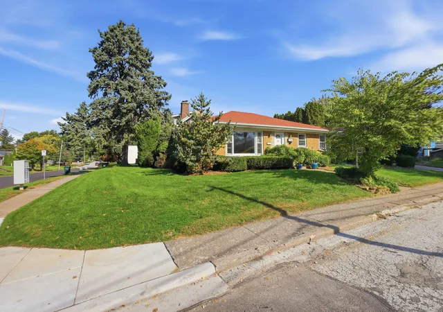 Photo 2 of Single family home for sale at 2304 E High St, Davenport, IA 52803 | MLS# 12792844 | Listing updated on 2026-10-23