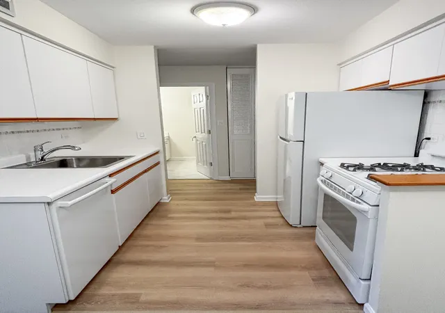 Photo 3 of Condo for sale at 1500 Robin Cir #206, Hoffman Estates, IL 60169 | MLS# 12792854 | Listing updated on 2026-10-23