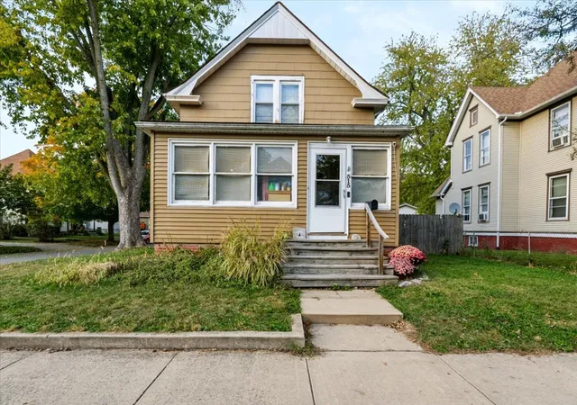 Photo 1 of Single family home for sale at 515 W Jefferson St, Clinton, IL 61727 | MLS# 12792859 | Listing updated on 2026-10-28