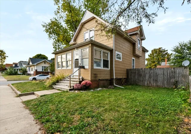 Photo 2 of Single family home for sale at 515 W Jefferson St, Clinton, IL 61727 | MLS# 12792859 | Listing updated on 2026-10-28