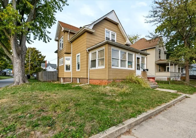 Photo 3 of Single family home for sale at 515 W Jefferson St, Clinton, IL 61727 | MLS# 12792859 | Listing updated on 2026-10-28