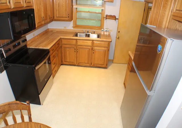 Photo 3 of Single family home for sale at 512 18th Avenue, Clinton, IA 52732 | MLS# 12792887 | Listing updated on 2026-10-28