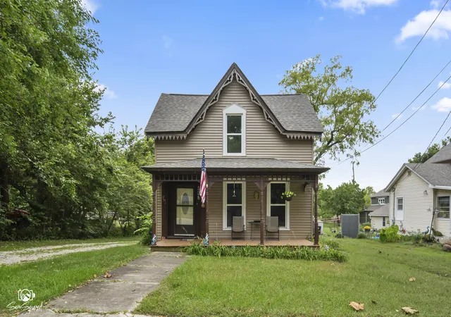 Single family home for sale at 528 S Water St, Wilmington, IL 60481 | MLS# 12792924