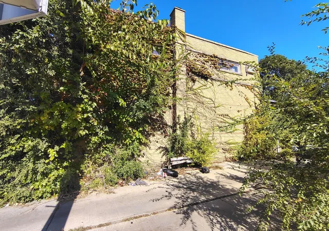 Photo 2 of Townhouse for sale at 7845 S Yates Blvd SE, Chicago, IL 60649 | MLS# 12792939 | Listing updated on 2026-10-29