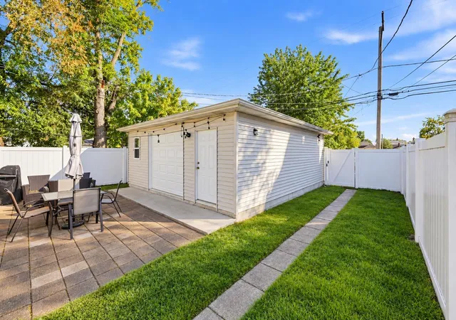 Photo 4 of Single family home for sale at 565 N Ingraham Ave, Calumet City, IL 60409 | MLS# 12792949 | Listing updated on 2026-10-27