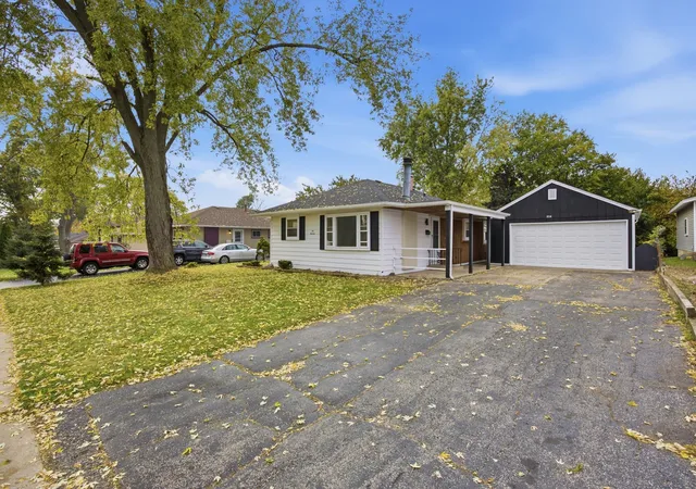 Photo 2 of Single family home for sale at 1014 Chippewa St, Carpentersville, IL 60110 | MLS# 12792954 | Listing updated on 2026-10-30