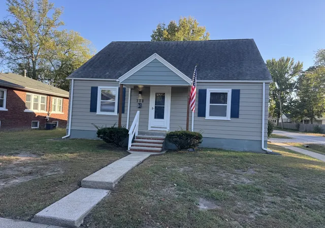 Photo 2 of Single family home for sale at 308 Mitchell St W, Benton, IL 62812 | MLS# 12792971 | Listing updated on 2026-10-27