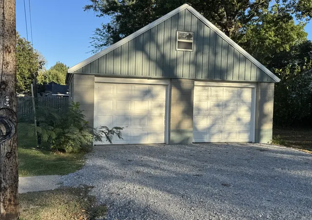 Photo 3 of Single family home for sale at 308 Mitchell St W, Benton, IL 62812 | MLS# 12792971 | Listing updated on 2026-10-27