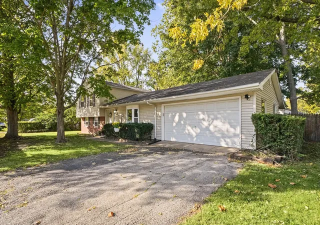 Photo 3 of Single family home for sale at 1513 Kenwood Rd, Champaign, IL 61821 | MLS# 12792992 | Listing updated on 2026-10-27