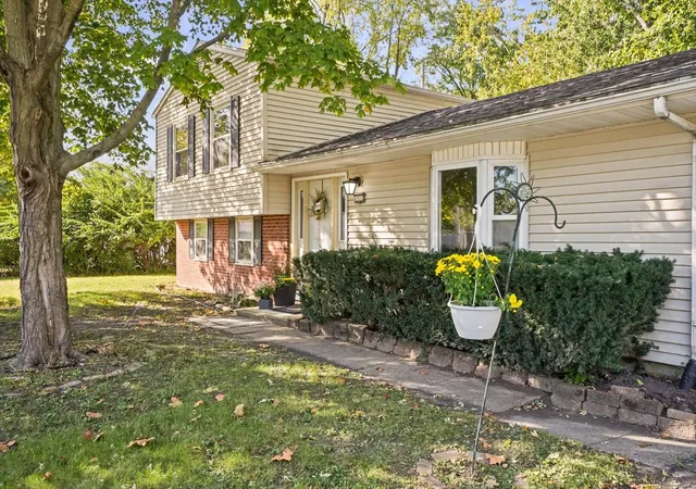 Photo 4 of Single family home for sale at 1513 Kenwood Rd, Champaign, IL 61821 | MLS# 12792992 | Listing updated on 2026-10-27