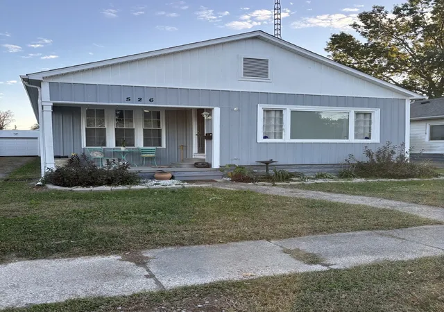 Photo 1 of Single family home for sale at 526 E Smith St, Benton, IL 62812 | MLS# 12793018 | Listing updated on 2026-10-27