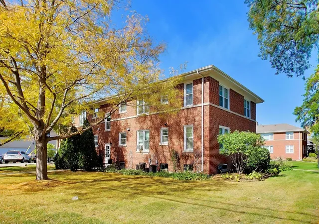 Listing Photo 2 - Condo for sale in building located at 4 N Home Ave, Park Ridge, IL 60068 - Unit #1W