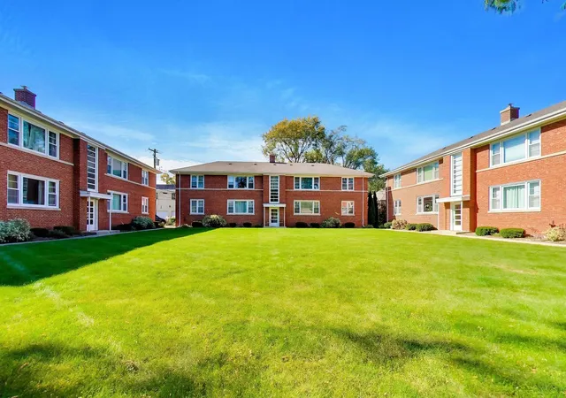 Listing Photo 1 - Condo for sale in building located at 4 N Home Ave, Park Ridge, IL 60068 - Unit #1W