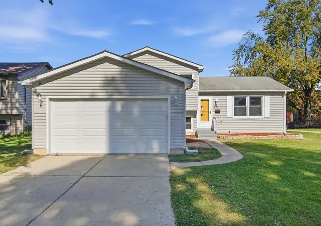 Single family home for sale at 204 W Hawthorne Blvd, Mundelein, IL 60060 | MLS# 12793049