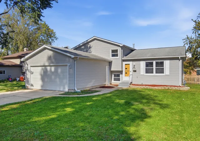Photo 1 of Single family home for sale at 204 W Hawthorne Blvd, Mundelein, IL 60060 | MLS# 12793049 | Listing updated on 2026-10-29
