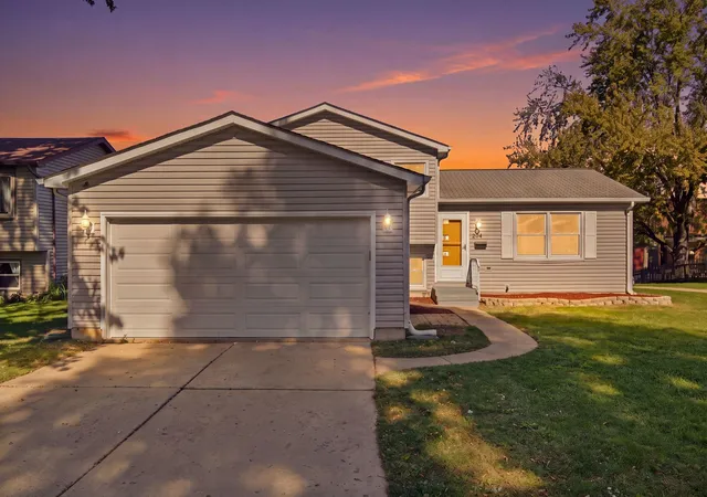 Photo 2 of Single family home for sale at 204 W Hawthorne Blvd, Mundelein, IL 60060 | MLS# 12793049 | Listing updated on 2026-10-29