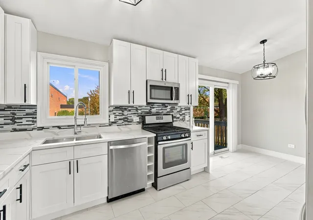 Photo 3 of Single family home for sale at 204 W Hawthorne Blvd, Mundelein, IL 60060 | MLS# 12793049 | Listing updated on 2026-10-29