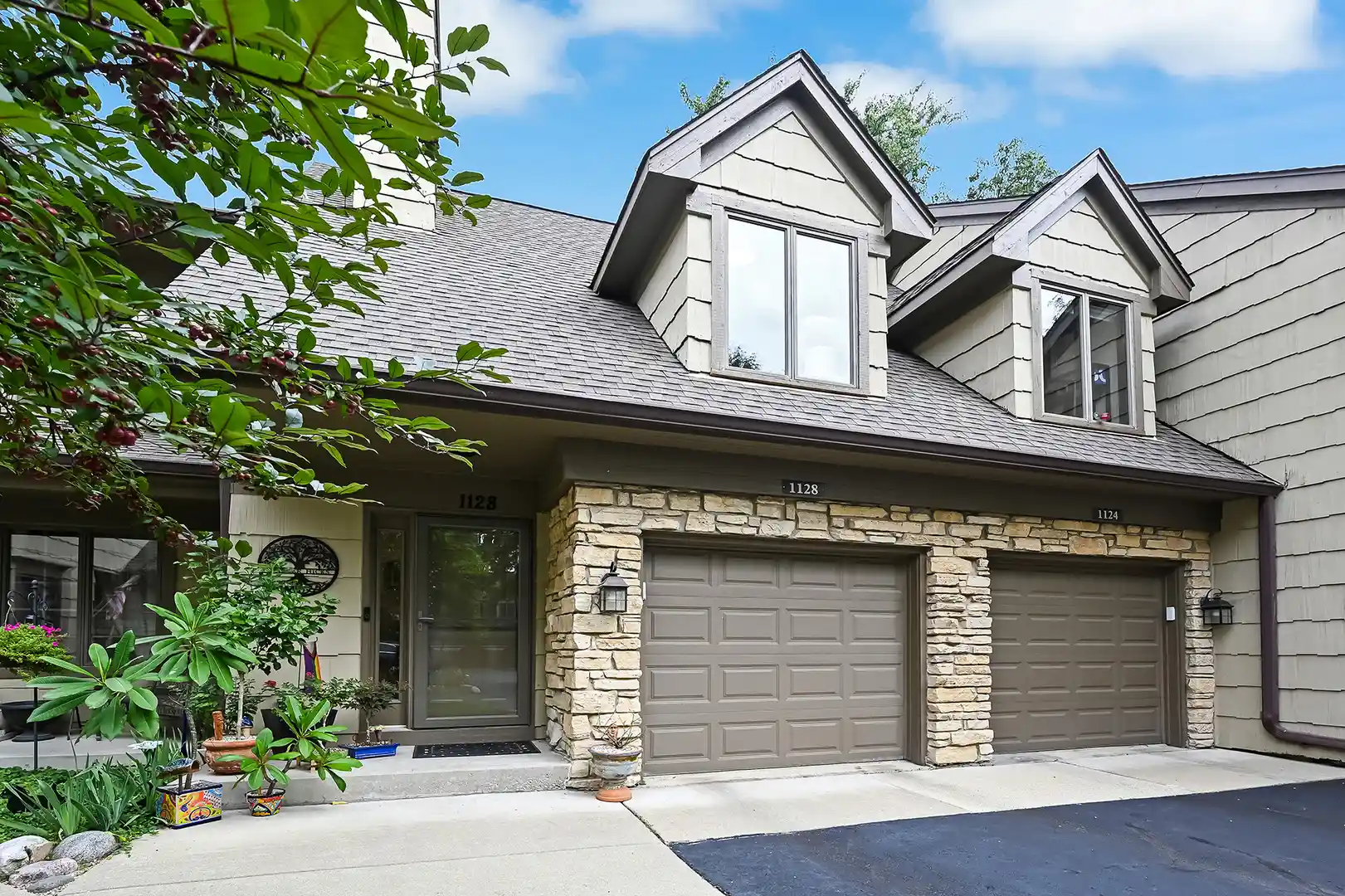 Listing Photo 2 - Condo for sale in 1128 Foxtail Ct located at 1128 Foxtail Ct, Darien, IL 60561 - Unit #1128