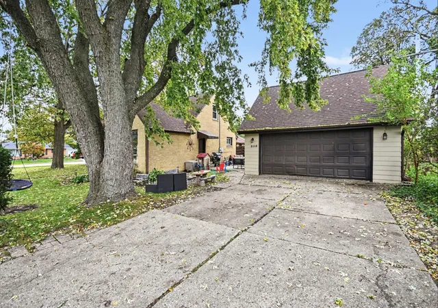 Photo 3 of Single family home for sale at 2115 Lydia St, Waukegan, IL 60085 | MLS# 12793182 | Listing updated on 2026-10-26