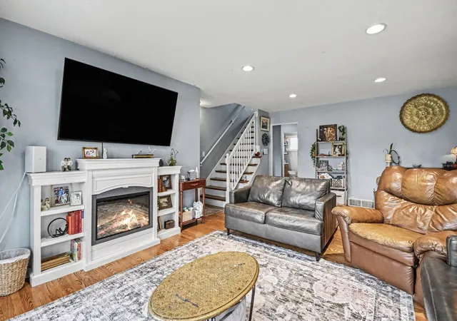 Photo 4 of Single family home for sale at 2115 Lydia St, Waukegan, IL 60085 | MLS# 12793182 | Listing updated on 2026-10-26