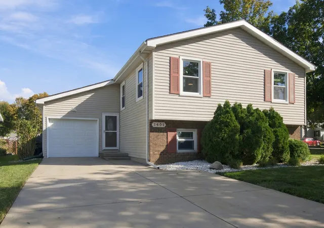 Photo 2 of Sale Pending at 1401 Dallas St, Bloomington, IL 61704 | MLS# 12793249 | Listing updated on 2026-10-28