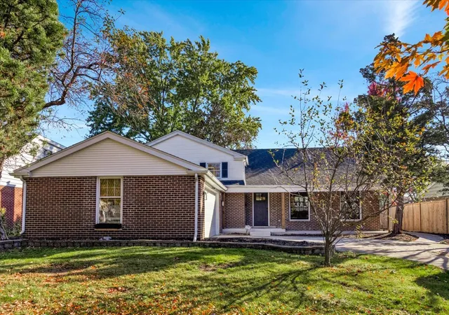 Single family home for sale at 3123 N Stratford Rd, Arlington Heights, IL 60004 | MLS# 12793310