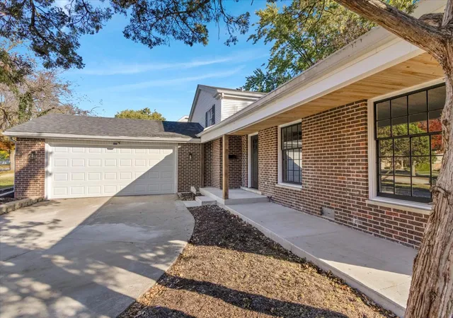 Photo 1 of Single family home for sale at 3123 N Stratford Rd, Arlington Heights, IL 60004 | MLS# 12793310 | Listing updated on 2026-10-29