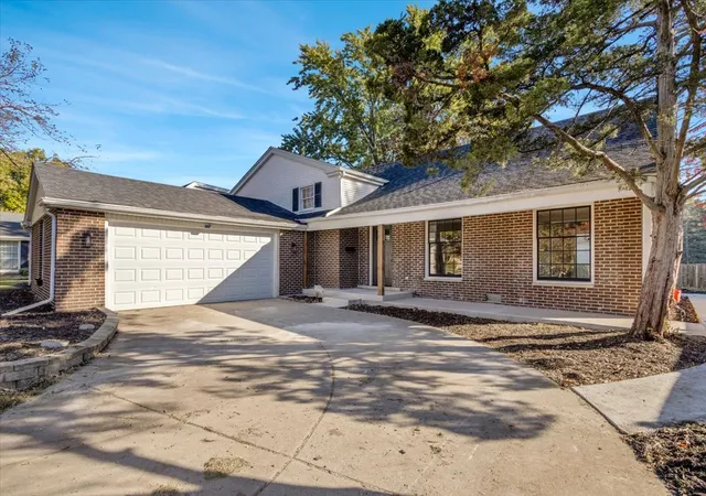 Photo 2 of Single family home for sale at 3123 N Stratford Rd, Arlington Heights, IL 60004 | MLS# 12793310 | Listing updated on 2026-10-29