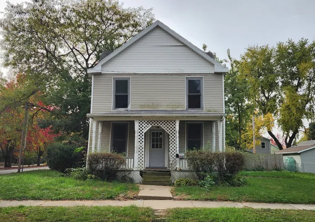 Single family home for sale at 823 E Market St, Bloomington, IL 61701 | MLS# 12793312